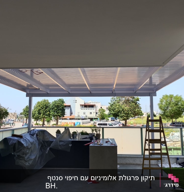 פרגולה מאלומיניום מותקנת במרפסת עם סולם